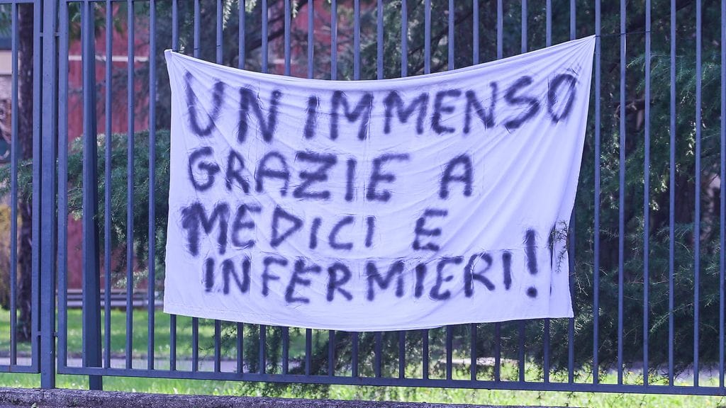 Milanolaisessa lakanassa kiitetään suuresti lääkäreitä ja hoitohenkilökuntaa työstään koronapandemian aikana.
