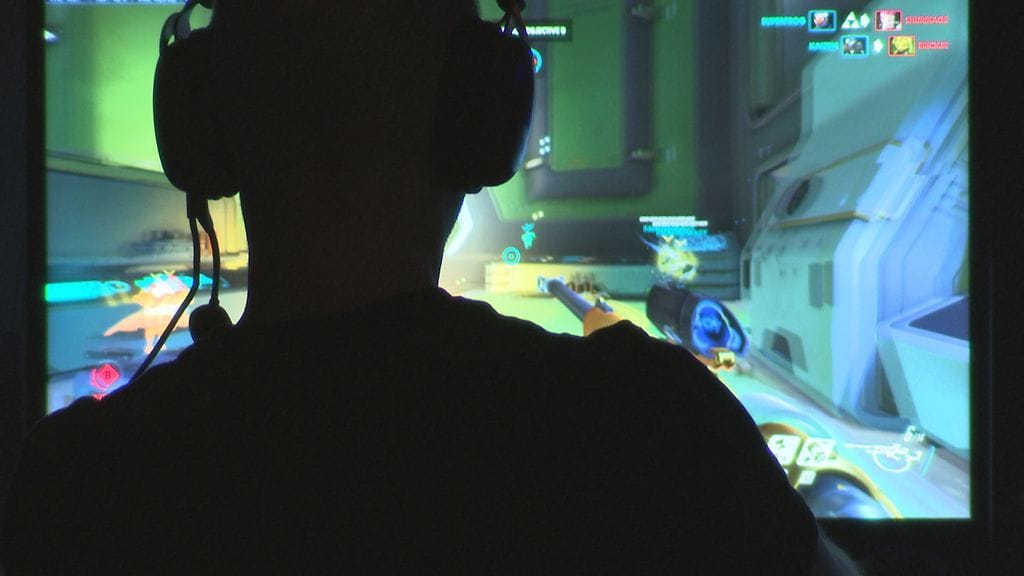 Kotona pelataan ahkerasti koronakriisissa – kysyimme, kuinka korona vaikuttaa e-urheilun nousuun