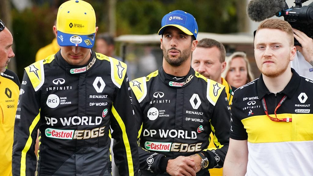 Esteban Ocon (vas.), Daniel Ricciardo ja muu Renault'n henkilökunta on joutunut taipumaan palkanalennuksiin talouskurimuksen takia.