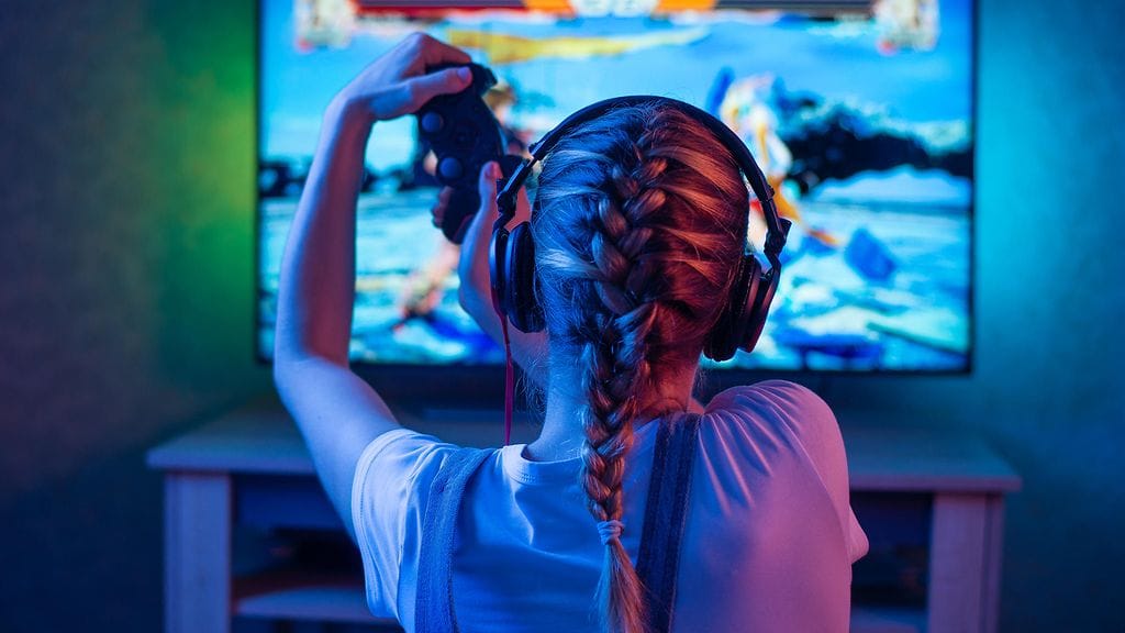 Tyttö pelaa videopeliä