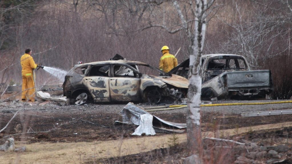Paikallisen vapaapalokunnan palomiehet sammuttivat joukkoammuskelun aikana tuleen syttyneitä ajoneuvoja sunnuntaina.