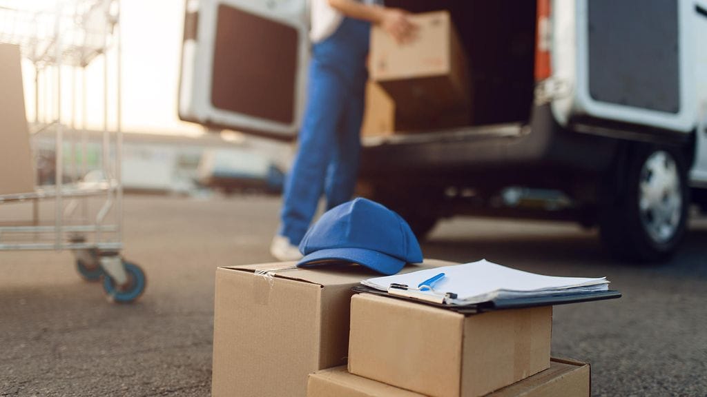 Lähetti jätti paketin pihalle, missä sen kävi kalpaten. Kuvituskuva.