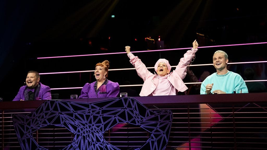 masked_singer_suomi_kausi_1_jakso_7_janne_kataja_jenni_kokander_maria_veitola_benjamin_peltonen_03_kuvaaja_saku_tiainen