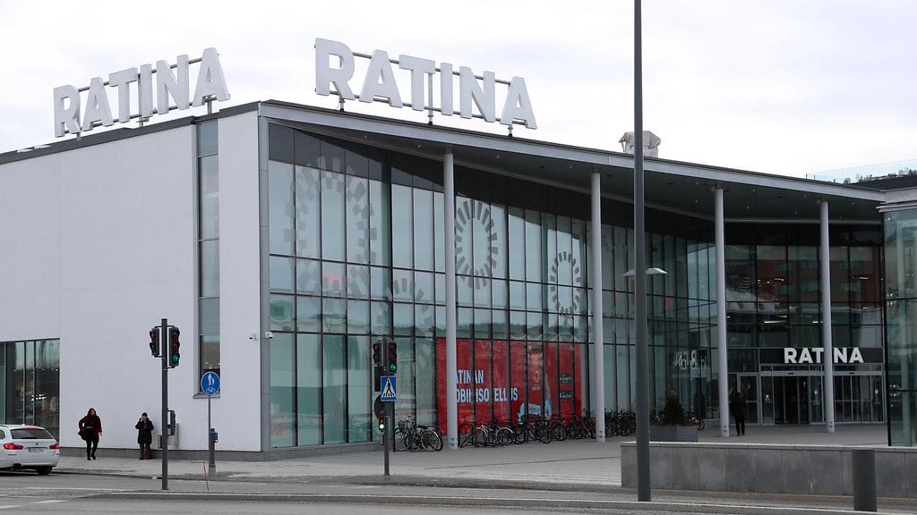 Poikaa nöyryytettiin Tampereella kauppakeskus Ratinassa.