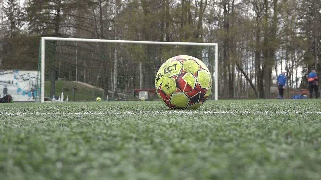 18-vuotiasta miestä epäillään pahoinpitelystä, virkamiehen väkivaltaisesta vastustamisesta ja näpistyksestä.