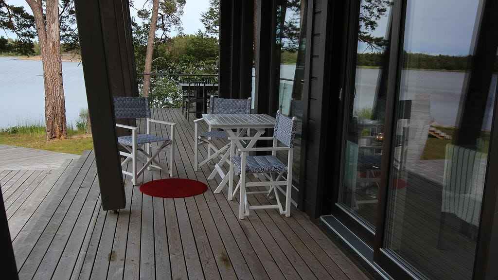 SKK6_Eps2_Högsåra_Punainen_matto_Terassi_Kuvaaja_Emmi_Heijari