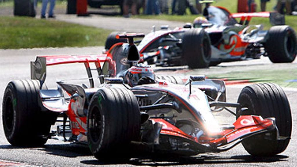 Fernando Alonso ja Lewis Hamilton (Kuva: EPA/OLIVER WEIKEN)