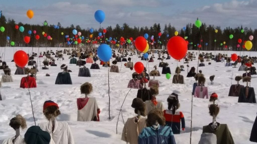 Suomusalmen pellolla seisova Hiljainen kansa -taideteos sai tänä vuonna vappupallot. Kuva: Reijo Kela