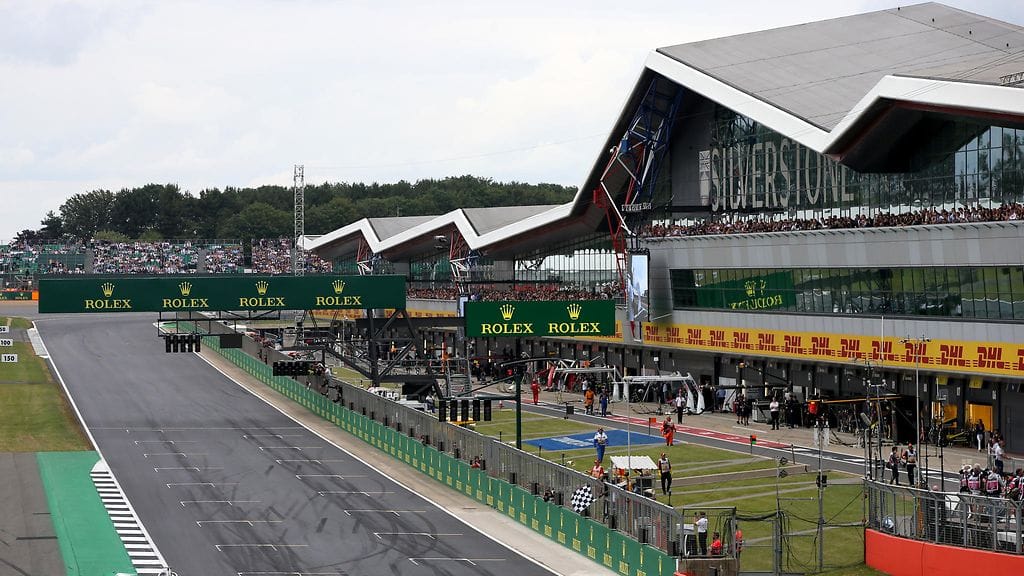 Silverstonen rata valmistautuu isännöimään kahtakin F1-kisaa, mutta monikansallisen ryhmän pääsy Britannian maaperällä tuo ongelmia.