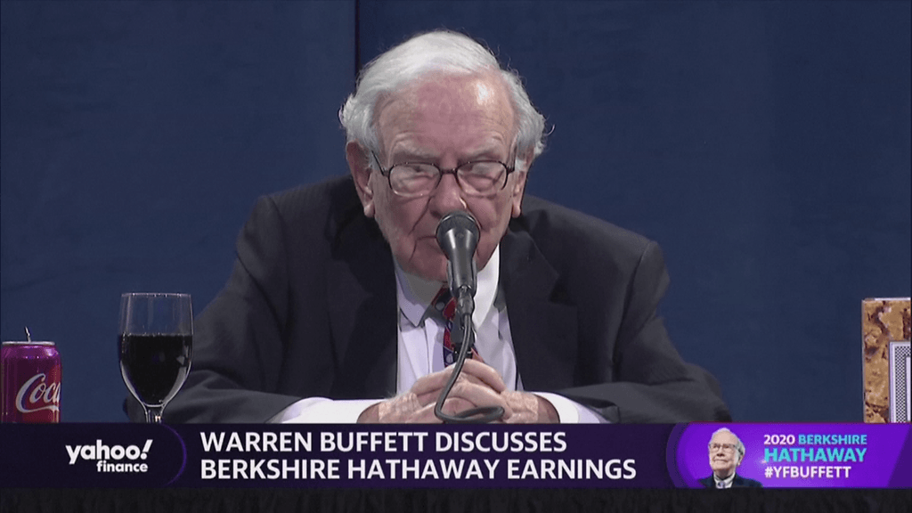 Warren Buffet johtamassa Berkshire Hathaway -sijoitusyhtiön yhtiökokousta etänä Omahasta Nebraskan osavaltiosta Yhdysvalloissa.