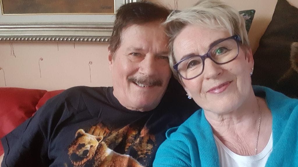 Jussi ja Eila Aavakare kkuntoutuvat kotona. Kuva:; Aavakareiden kotialbumi.