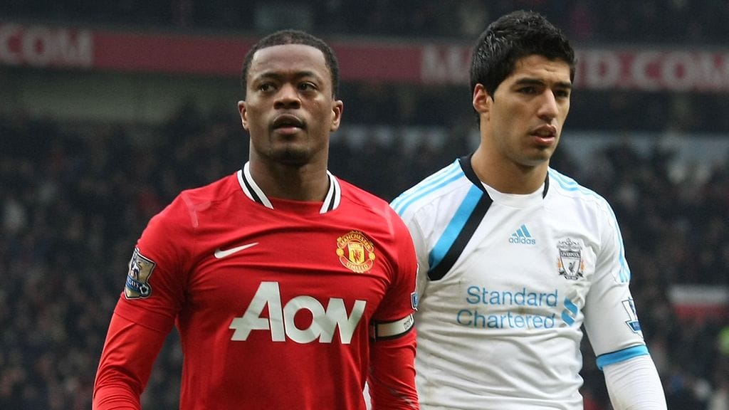 Patrice Evra ja Luis Suarez Manchester Unitedin ja Liverpoolin välisessä kohtaamisessa helmikuussa 2012.