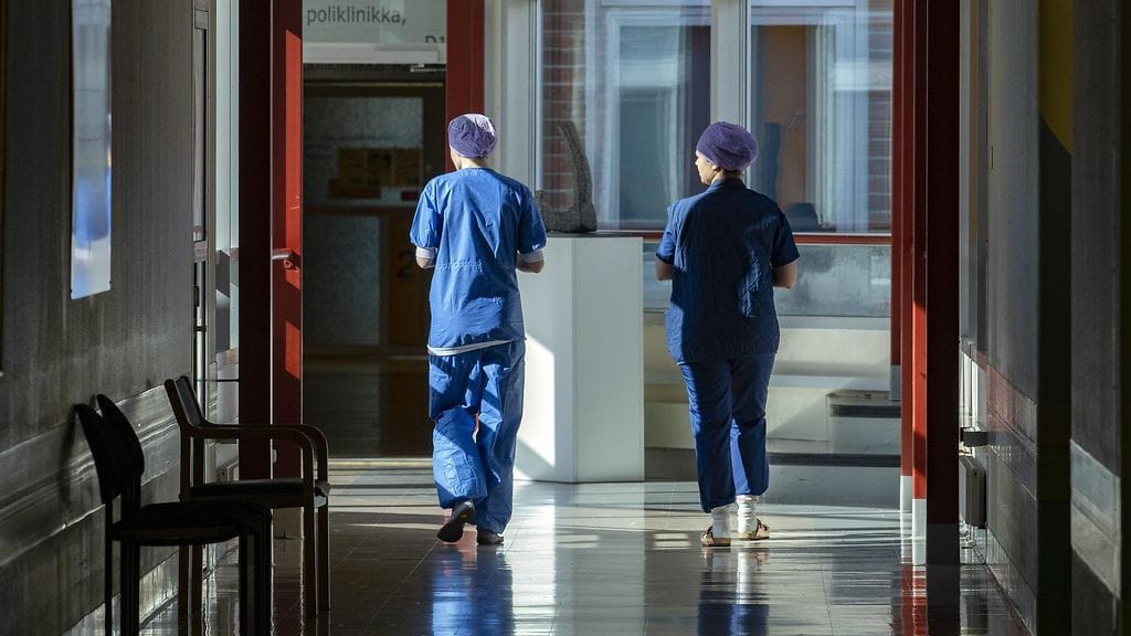 Kansalaisaloitteessa vaaditaan tehtäväkohtaista palkkojen korotusta muun muassa sairaanhoitajille, ensihoitajille ja kätilöille. Kuvituskuva.