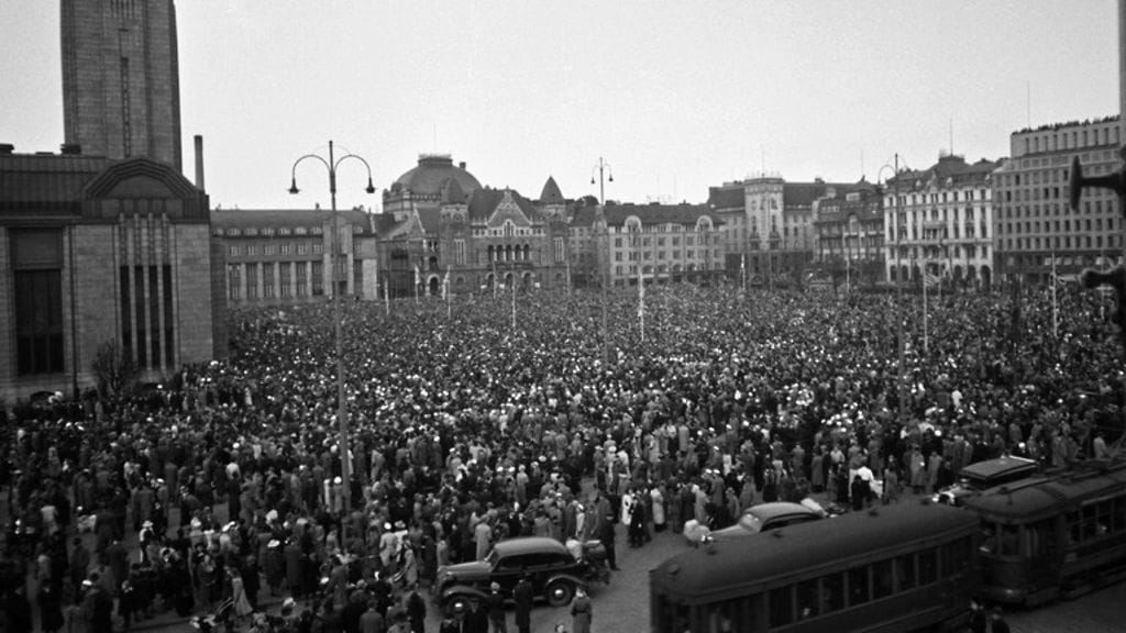 Yli 30 000 ihmistä kokoontui Rautatientorilla vasemmistoipuolueiden järjestämään rauhanjuhlaan liittoutuneiden voiton kunniaksi 10.5.1945 (Kuva: Väinö Kannisto / Helsingin Kaupungin museo)
