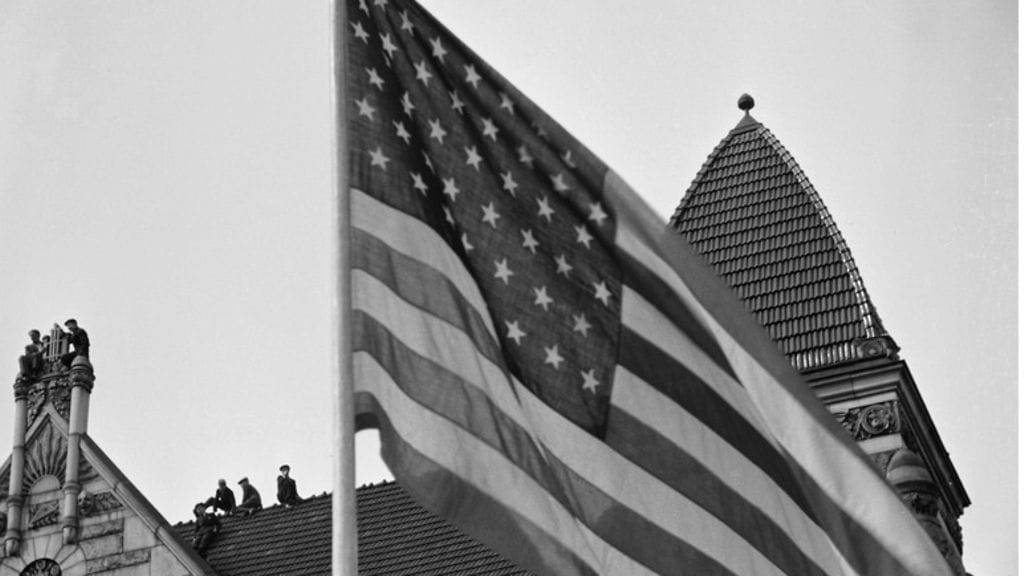 Rauhanjuhlassa liittoutuneiden liput liehuivat Helsingissä 10.5.1945