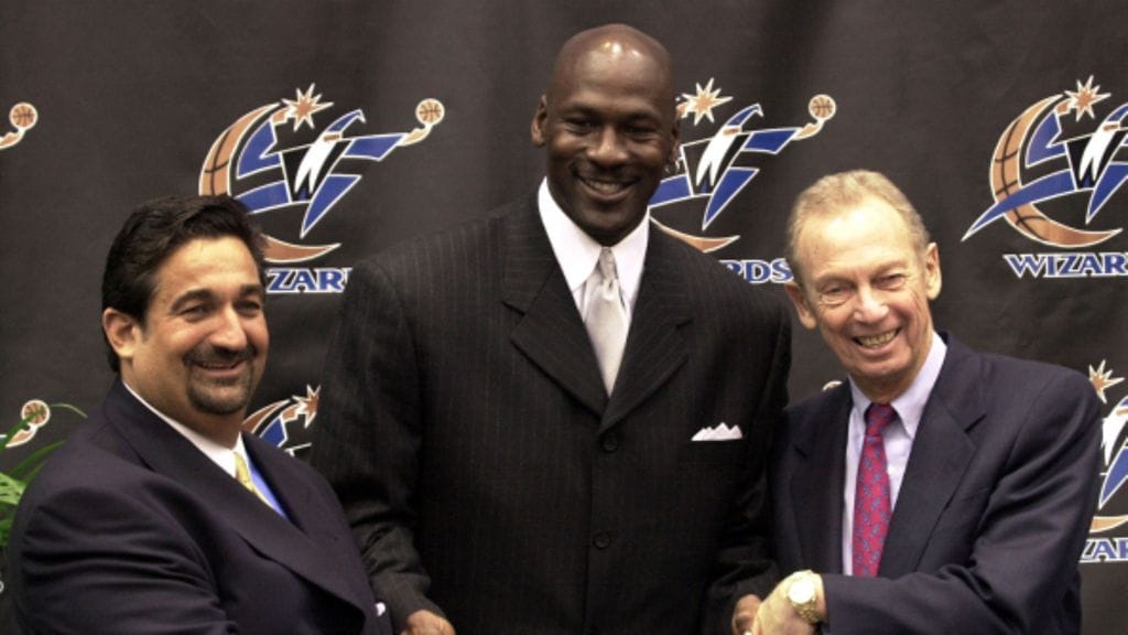 Michael Jordan (kesk.) poseerasi tammikuussa 2000 yhdessä Capitalsin omistajan Ted Leonsiksen (vas.) ja Wizardsin omistajan Abe Pollinin kanssa.
