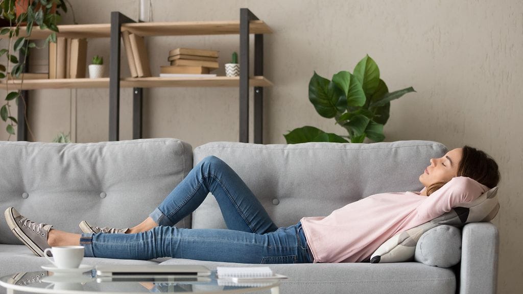 Nainen päikkäreillä