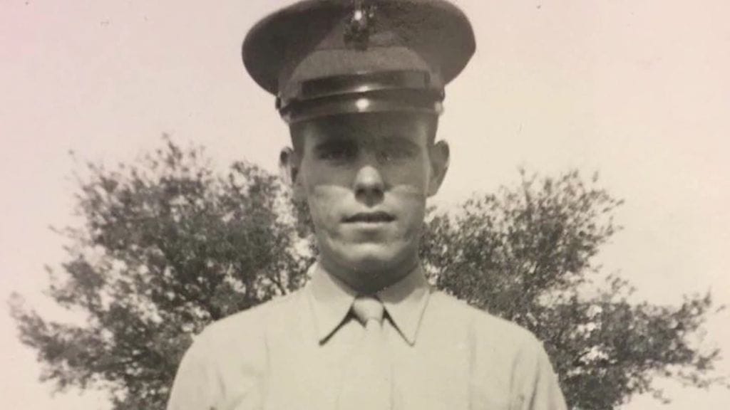 CNN: Tom, 84, sotilaspuvussa