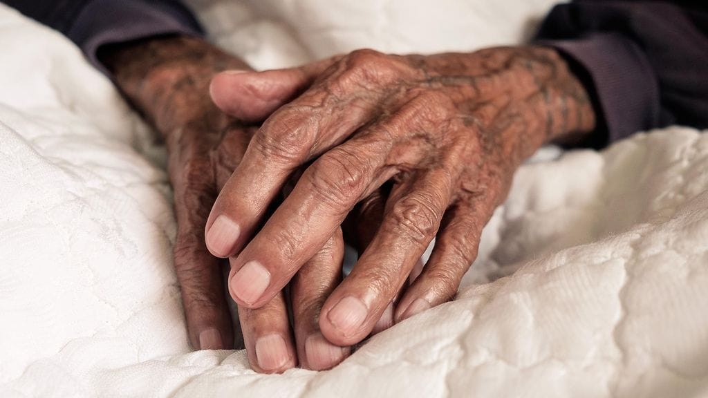 Kantelijan mukaan puoliso ei saanut tarpeeksi liikuntaa, oli usein märissä vaipoissa ja häntä estettiin viemästä puolisoaan takaisin kotiin. Kuvituskuva.