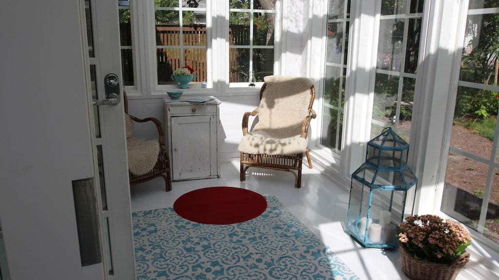 SKK6_Eps4_Hanko_Punainen_matto_Lasiveranta_Kuvaaja_Emmi_Heijari