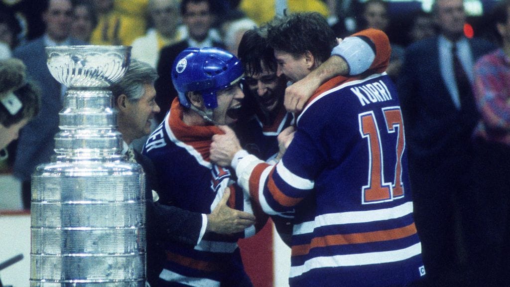 Mark Messier (vas.), Kevin Lowe ja Jari Kurri riemuitsevat Stanley Cup -mestaruuden varmistumisesta Bostonissa 1990.