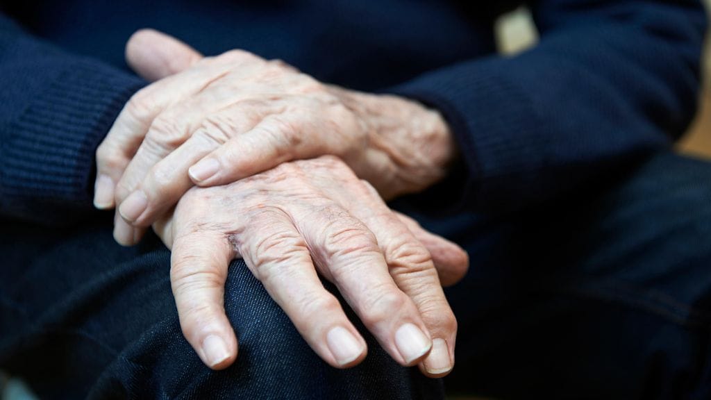 Parkinsonin tauti aiheuttaa muun muassa vapinaa, lihasjäykkyyttä ja liikkeiden hidastumista. Kuvituskuva.