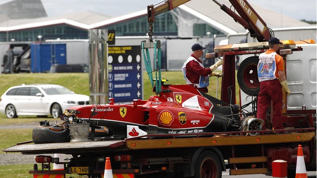 Kimi Räikkösen Ferrari meni romuksi Silverstonessa vuonna 2014.