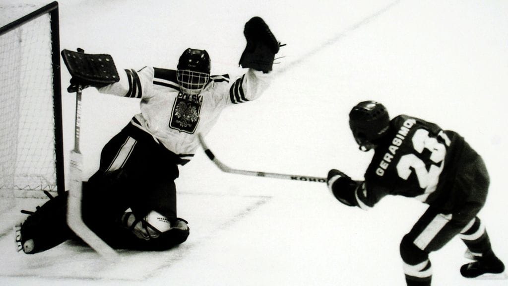 Aleksandr Gerasimov iskee kiekon Puolan reppuun Sarajevon olympiakisoissa 1984.