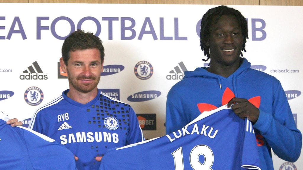 Andre Villas-Boas ja Romelu Lukaku sopimuksen julkistustilaisuudessa vuonna 2011.