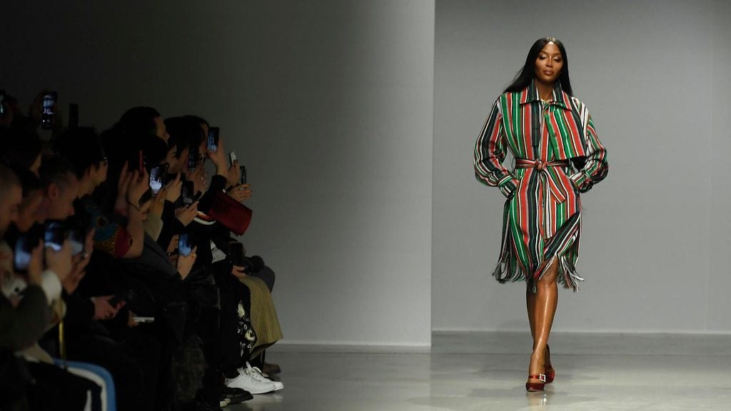 Naomi Campbell muotinäytöksessä helmikuu 2020