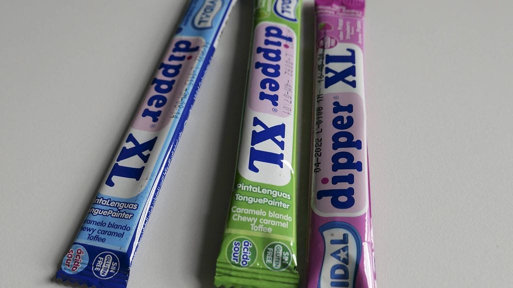 Dipper XL TonguePainter -patukoita. Ruokavirasto on saanut ilmoituksia vasemmassa reunassa näkyvästä vadelma-toffee-patukasta.