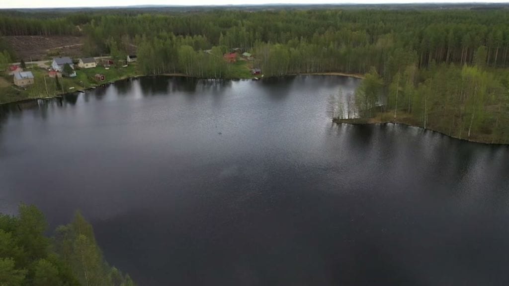 Kalaton-lampi sijaitsee Outokummussa.