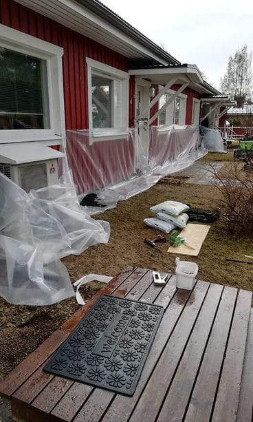 Omistajat ovat suojaneet kotejaan tulvavesiltä Rovaniemellä.