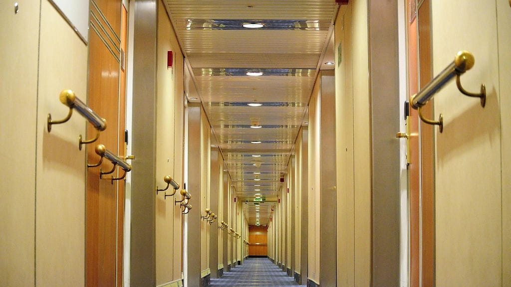 Kuvituskuvaa risteilyaluksen käytävältä.