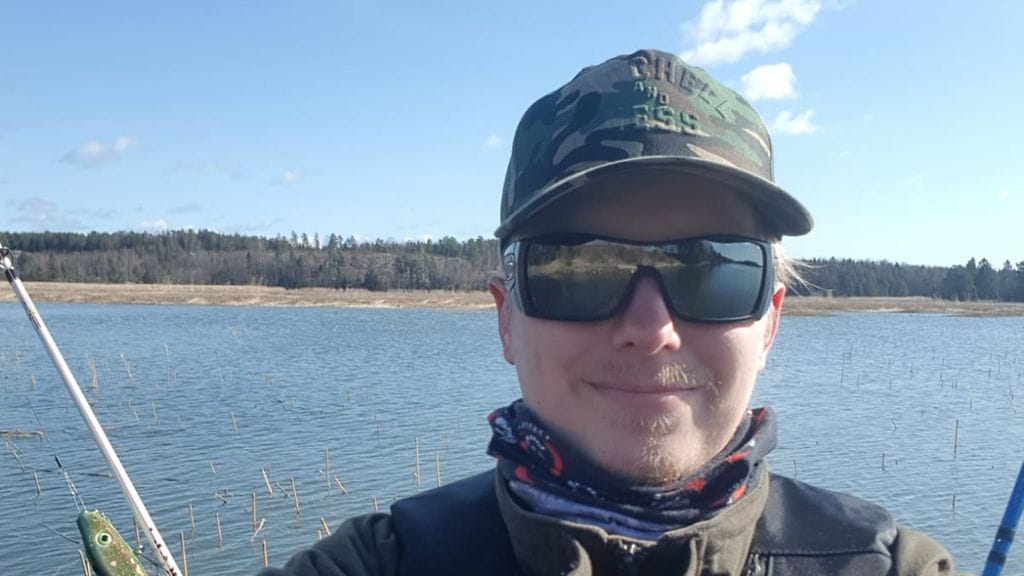 Fredrik Kontinen on innokas kalastaja. Kuva on otettu tänä keväänä samassa paikassa, missä hän huhtikuussa 2019 pelasti pilkkijän hukkumiselta.
