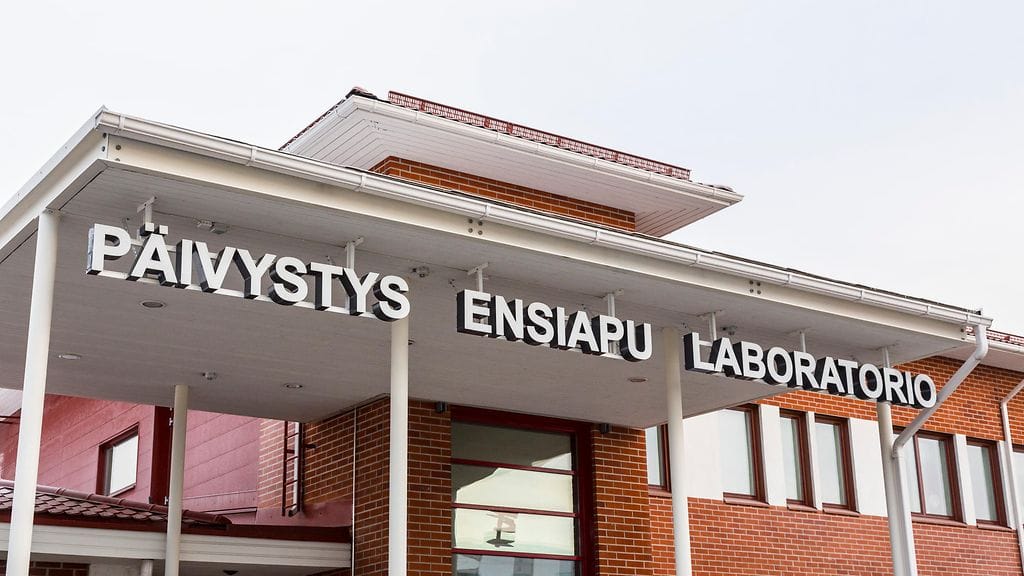 Suuri osa kuntien täysi-ikäisistä asukkaista uskoo muun muassa terveyspalvelujen kehittyvän huonompaan suuntaan. Kuvituskuvassa Kauhajoen terveyskeskus.