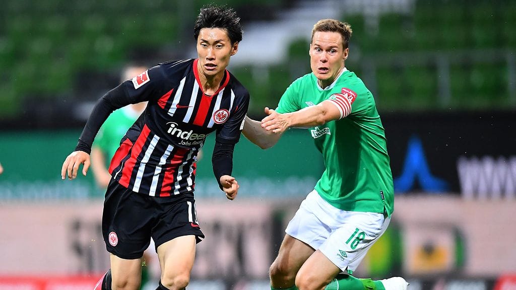 Werder Bremenin Niklas Moisander (oik.) kävi taistelua Eintracht Frankfurtin Daichi Kamadan kanssa.