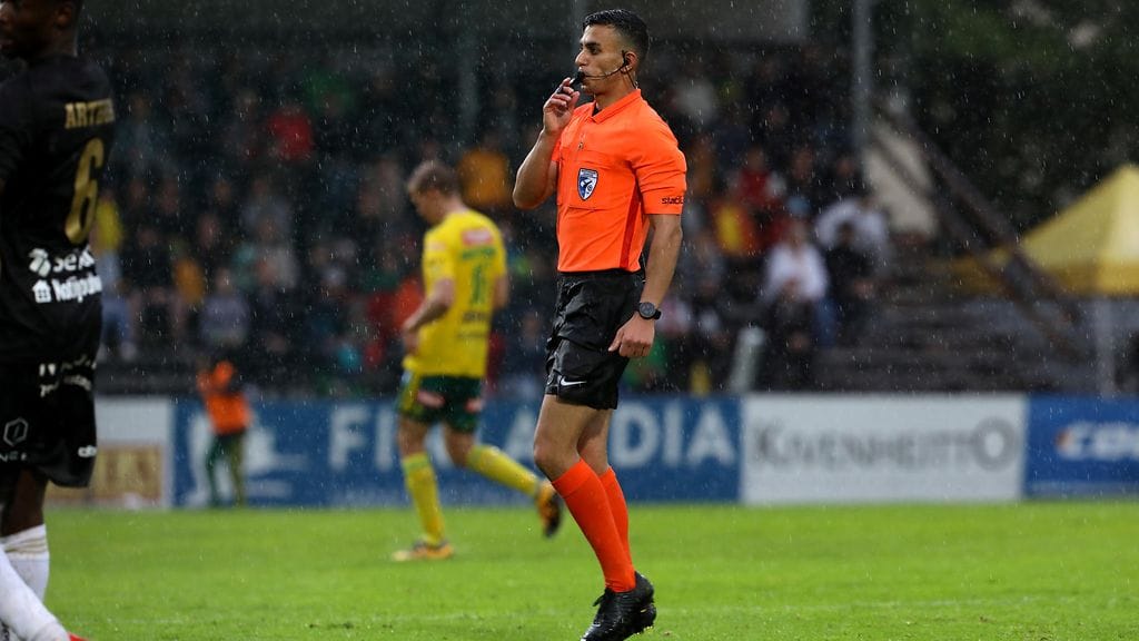 Jalkapalloerotuomari Mohammad Al-Emara on saanut arvostusta rasismin vastaisesta työstään jalkapallokentillä:"Suomessa on hieno jalkapalloyhteisö, voimme toimia esimerkkinä muille maille"