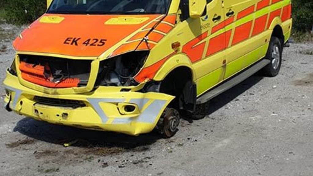 Korjausta odottanut ambulanssi päätyi pitkäkyntisten käsiin. Eturenkaatkin oli viety.