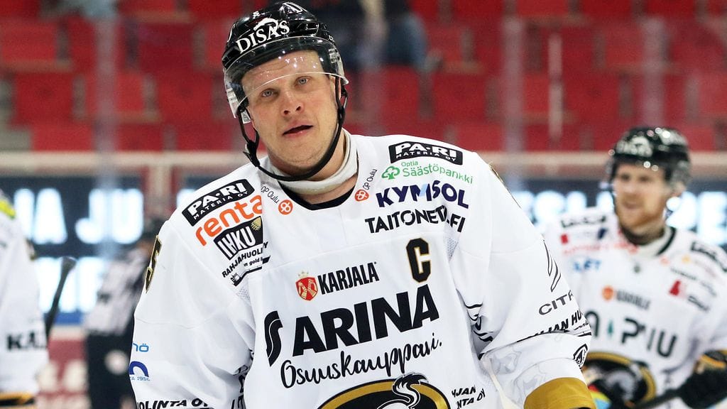 Lasse Kukkonen lyö hokkarit naulaan.