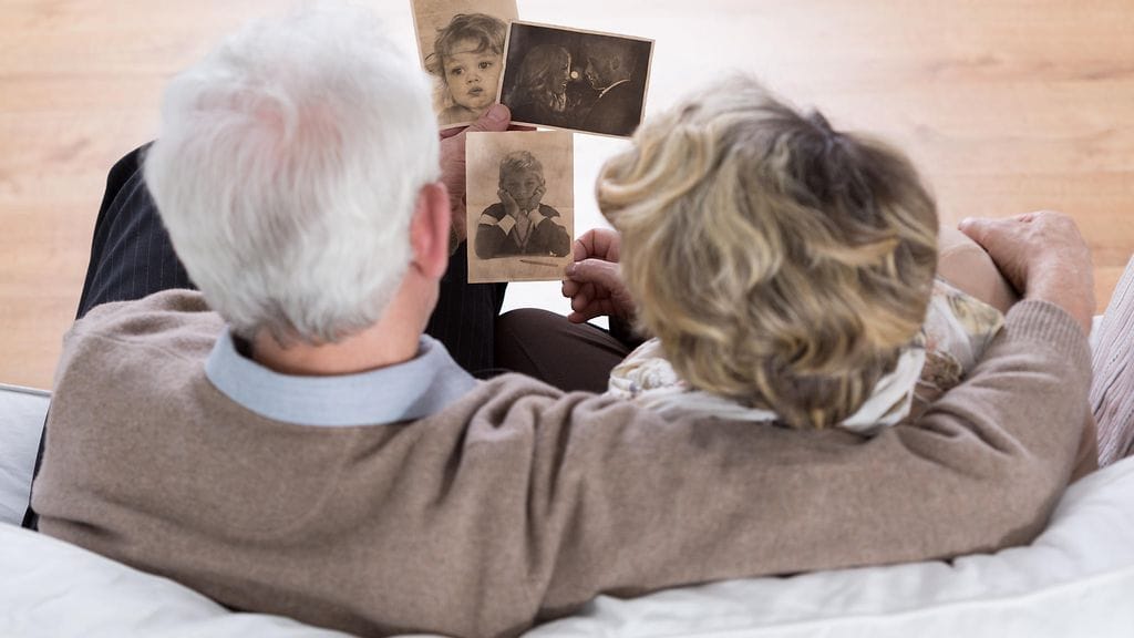 pariskunta katselee valokuvia