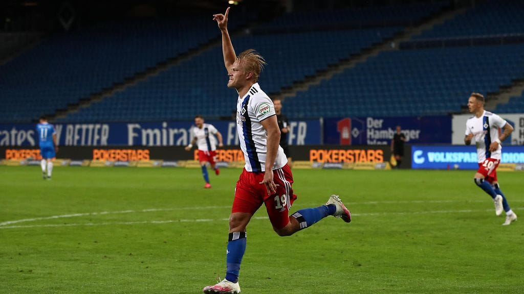 Joel Pohjanpalo tuulettaa taas maalin merkiksi.