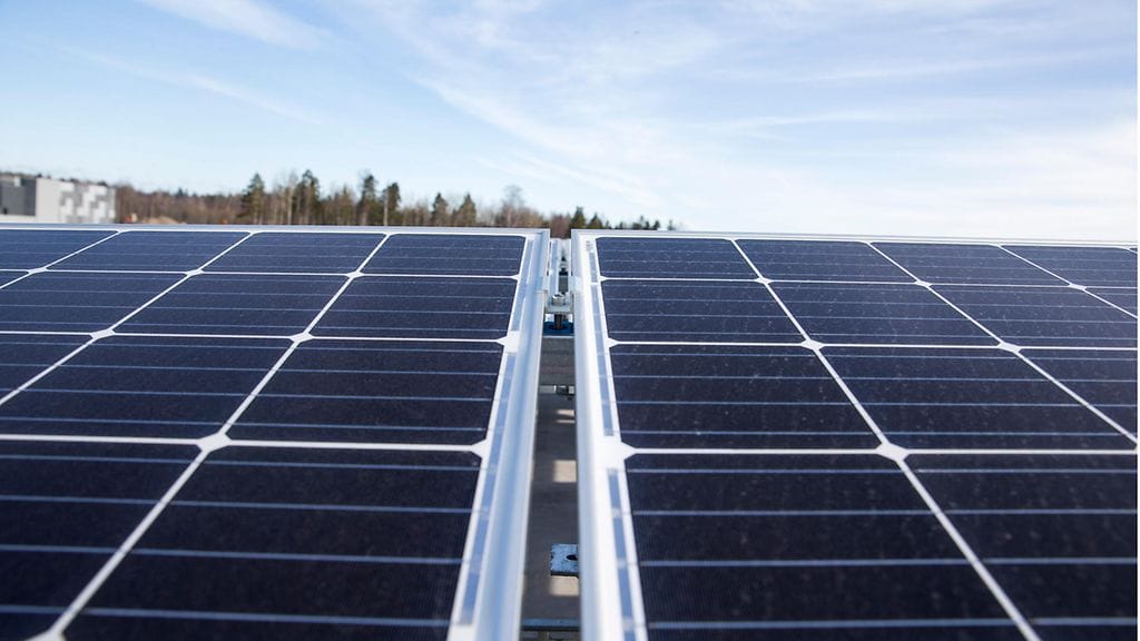 Vihreät haluaa kymmenkertaistaa aurinkosähkön tuotannon vuoteen 2025 mennessä ja kaksikymmenkertaistaa sen vuoteen 2030 mennessä.