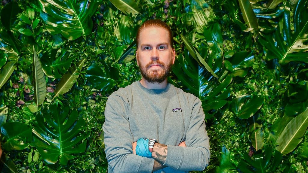 Juhani Koskinen tatuoi selkäänsä  vanhan kotikaupunkinsa kuvan.