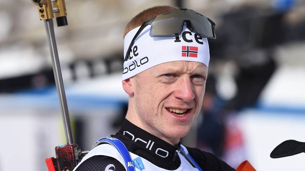 Johannes Thingnes Bö suitsuttaa Therese Johaugia.