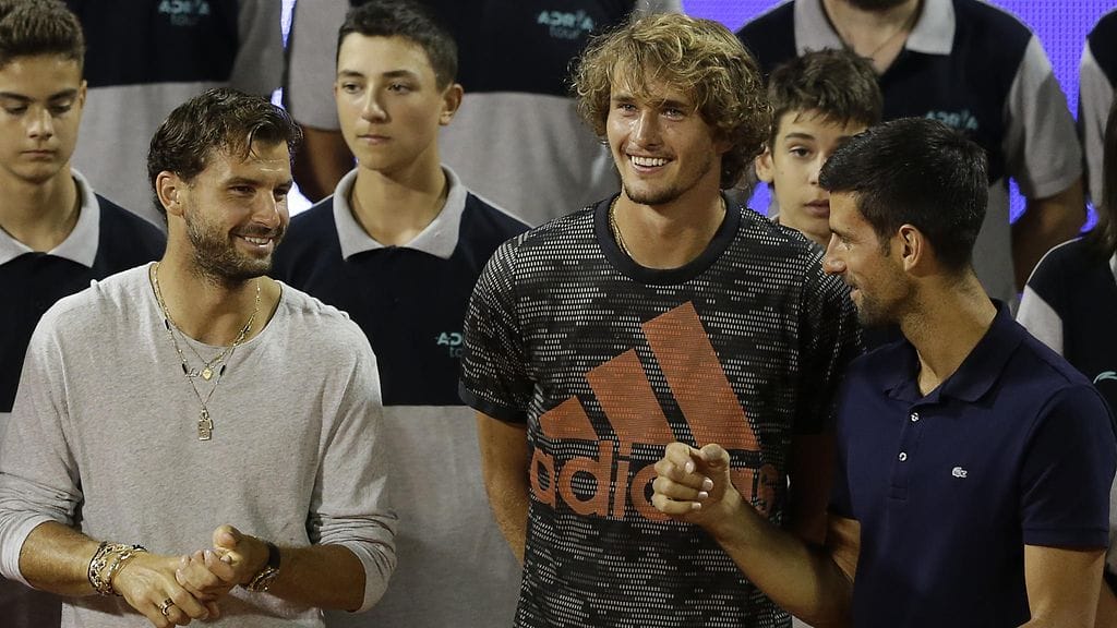 Grigor Dimitrov (vas.) kuvattuna Alexander Zverevin ja Novak Djokovicin kanssa Adria Tourin yhteydessä sunnuntaina 14. kesäkuuta.