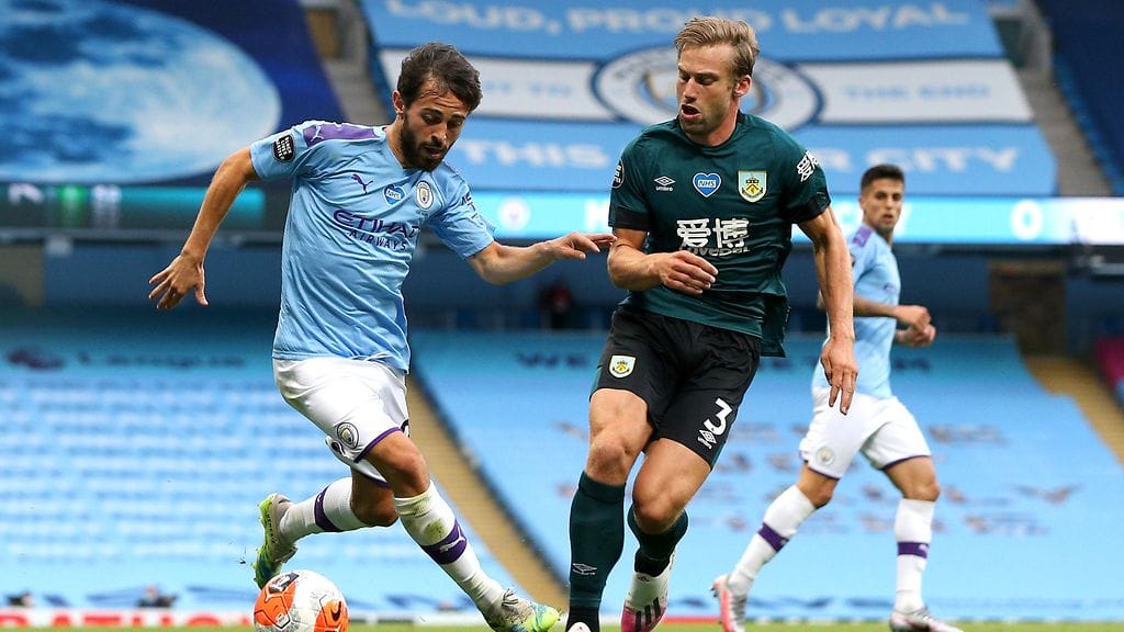 Manchester Cityn Bernardo Silva (vas.) ja Burnleyn Charlie Taylor taistelivat pallosta.