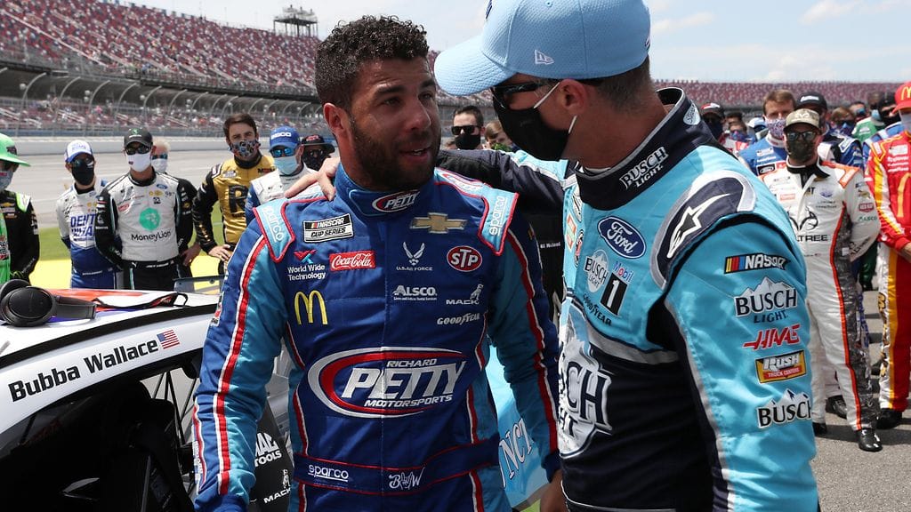 Bubba Wallace (vas.) sai tukea kilpaveljiltään viimeaikaisten tapahtumien johdosta.