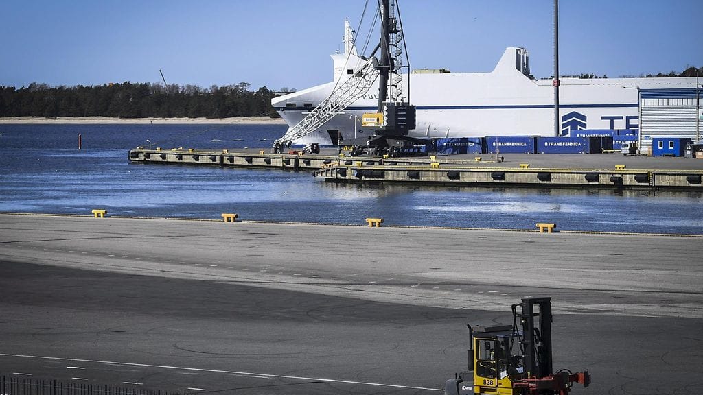 Rahtialus Hangon satamassa huhtikuussa 2020.