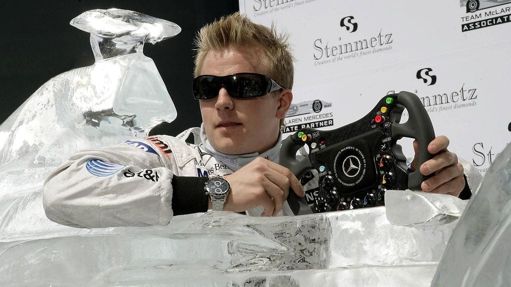 Kimi Räikkönen oli vuonna 2006 McLarenin autosta tehdyssä jääveistoksessa.